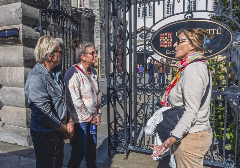 Une guide devant la grille historique du Séminaire de Québec.