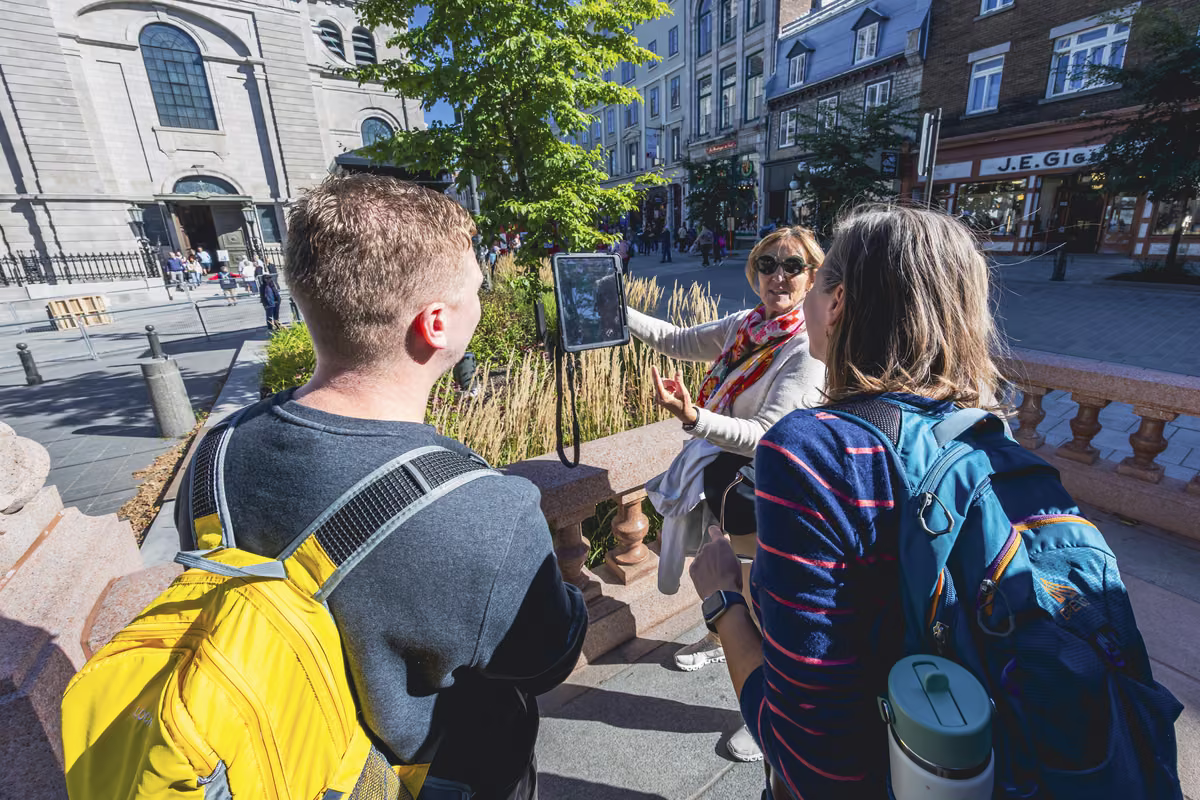 Visitors exploring Old Québec on foot with their guide.