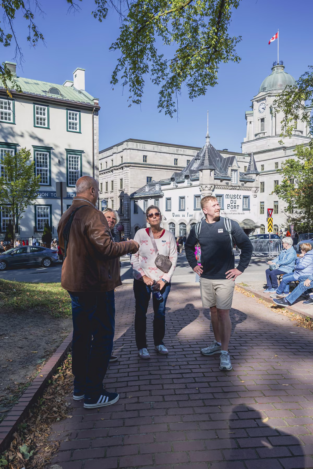 Un guide marche avec des visiteurs dans le Vieux-Québec.