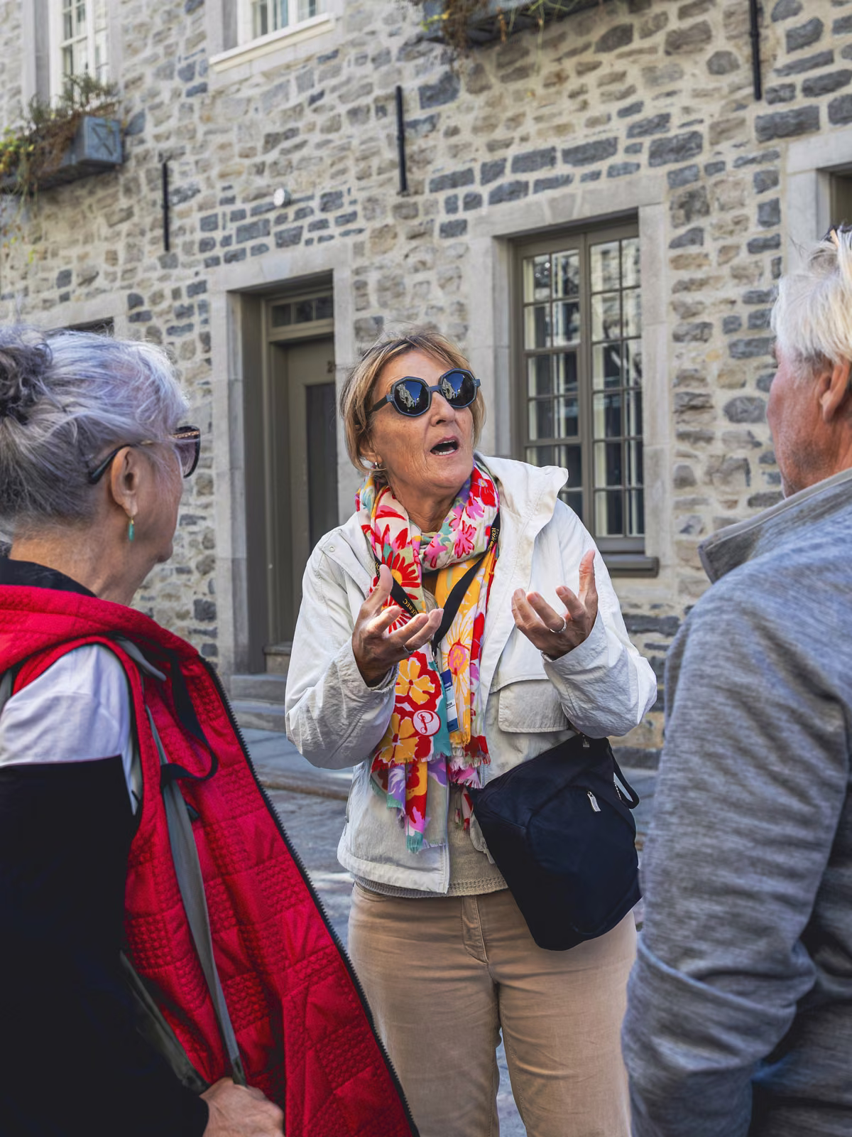 Une guide et des visiteurs dans la basse-ville.